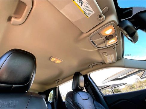 Used 2017 Jeep Cherokee Limited image 14