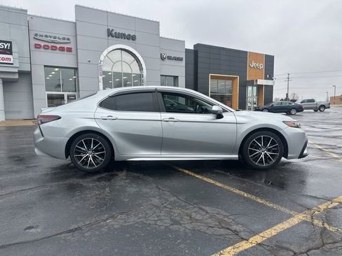 Used 2021 Toyota Camry SE image 4