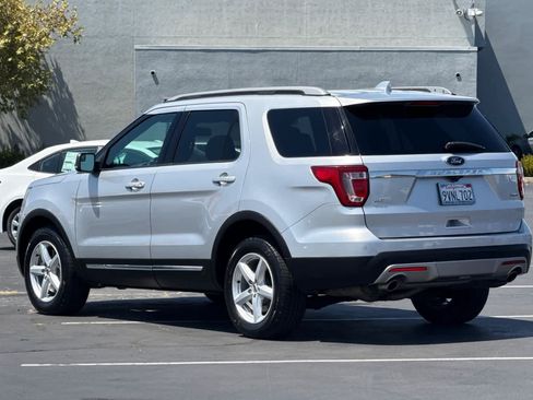Used 2017 Ford Explorer XLT w/ Equipment Group 202A AWD/4WD image 7