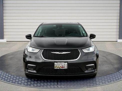 Used 2023 Chrysler Pacifica Touring-L FWD image 2