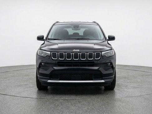 Used 2025 Jeep Compass Latitude AWD/4WD image 2