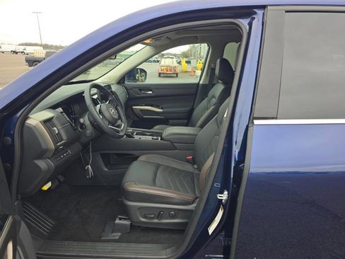 Used 2024 Nissan Pathfinder Platinum w/ Lighting Package (N93) image 3