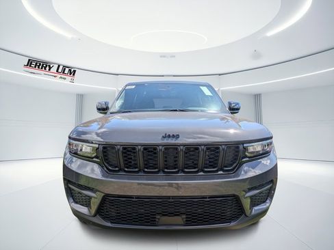 New 2025 Jeep Grand Cherokee Altitude image 7