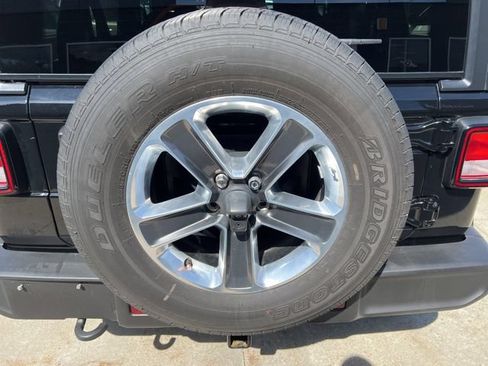 Used 2022 Jeep Wrangler Unlimited Sahara AWD/4WD image 11