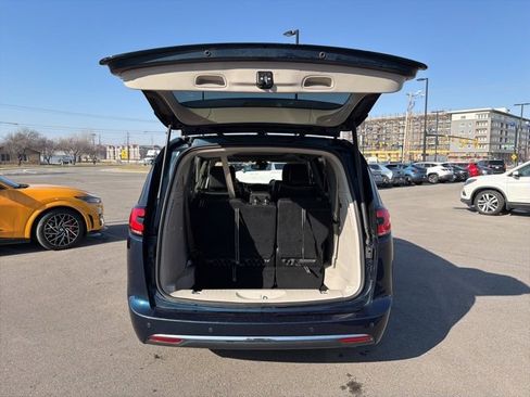 Used 2023 Chrysler Pacifica Limited image 8