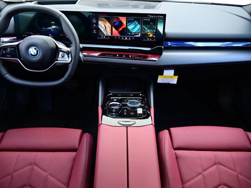 Used 2025 BMW i5 eDrive40i w/ Premium Package RWD image 9