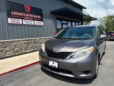 Used 2014 Toyota Sienna LE FWD image 1