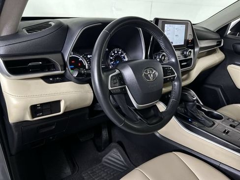 Used 2024 Toyota Highlander XLE AWD/4WD image 10