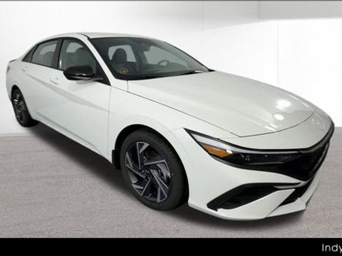 Certified 2025 Hyundai Elantra Sport FWD image 2