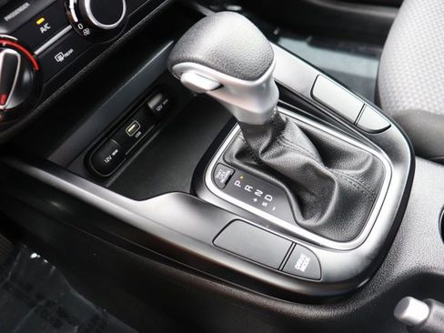 Used 2025 Kia Soul LX w/ LX Technology Package FWD image 16