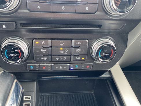 Used 2018 Ford F150 Lariat w/ Equipment Group 502A Luxury AWD/4WD image 19