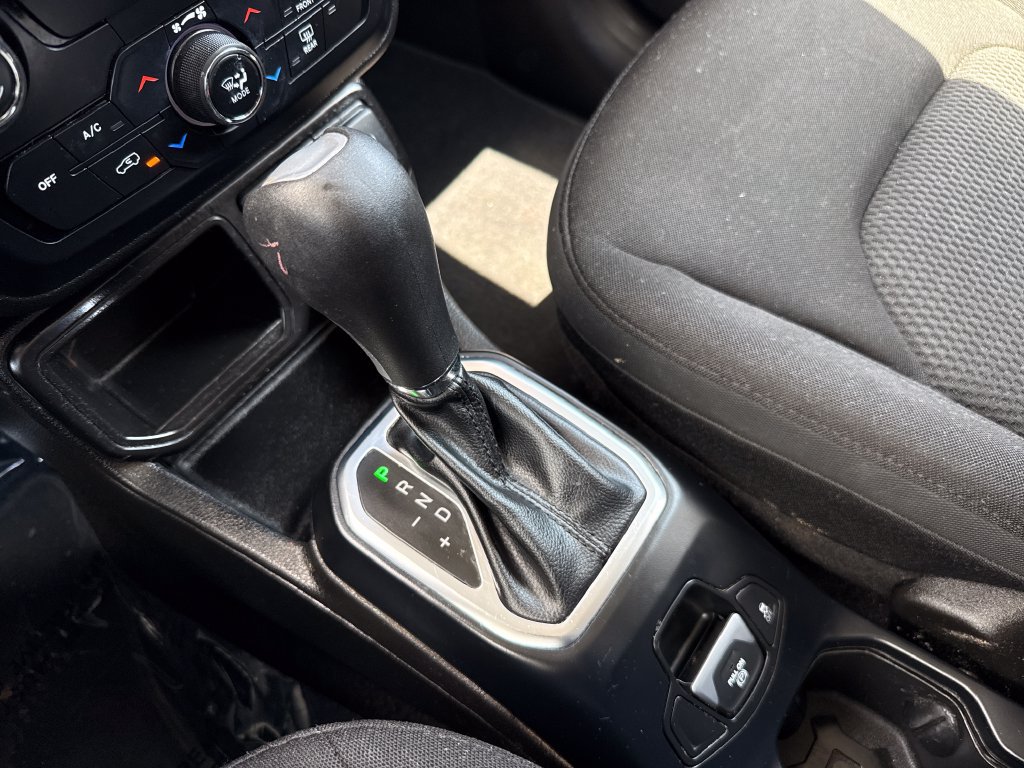 Used 2020 Jeep Renegade Altitude FWD image 22