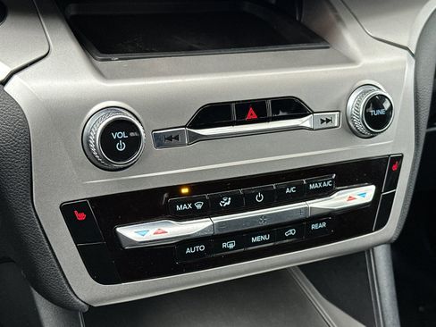 Used 2022 Ford Explorer XLT image 24