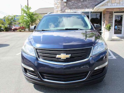 Used 2017 Chevrolet Traverse LS FWD image 2