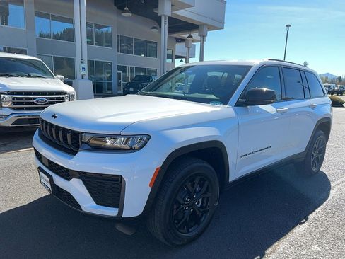 New 2026 Jeep Grand Cherokee Altitude AWD/4WD image 1