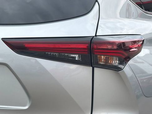 Used 2025 Toyota Highlander LE AWD/4WD image 31