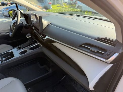 Used 2026 Toyota Sienna XLE FWD image 19