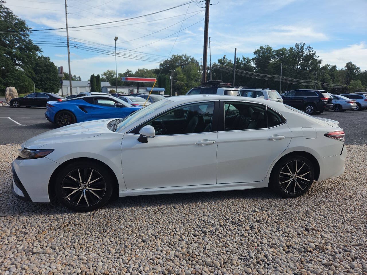 Used 2022 Toyota Camry SE FWD image 3