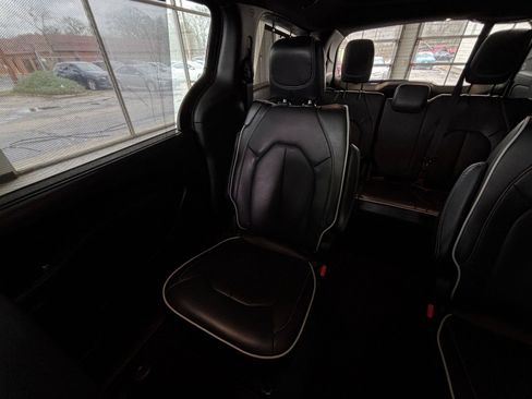 Used 2025 Chrysler Pacifica Limited image 48