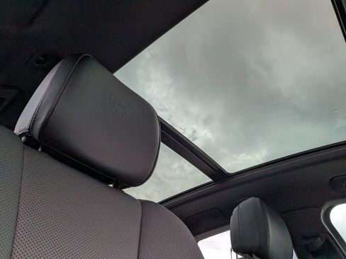 Used 2025 Porsche Macan image 27