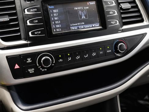 Used 2019 Toyota Highlander LE FWD image 23