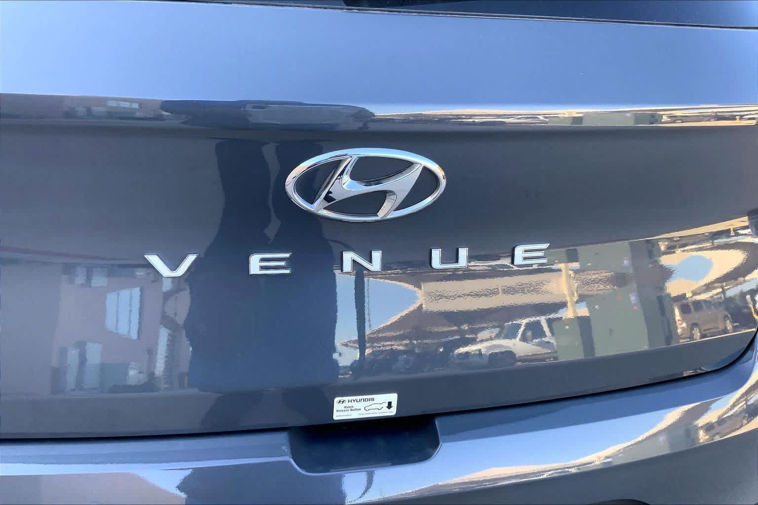 Certified 2025 Hyundai Venue SEL FWD image 32