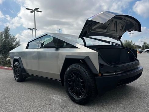 Used 2024 Tesla Cybertruck AWD Crew Cab image 33