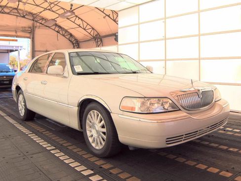 Used 2004 Lincoln Town Car Signature RWD image 4
