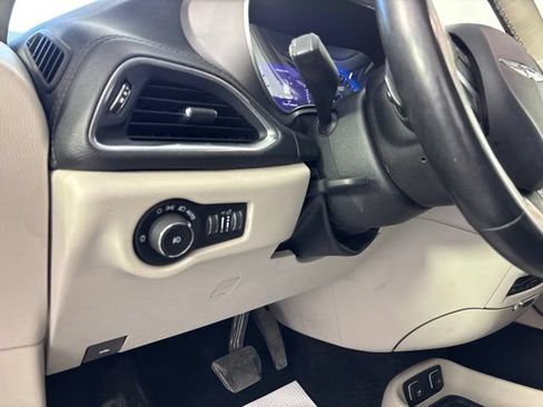 Used 2019 Chrysler Pacifica Limited w/ Tire & Wheel Group FWD image 24