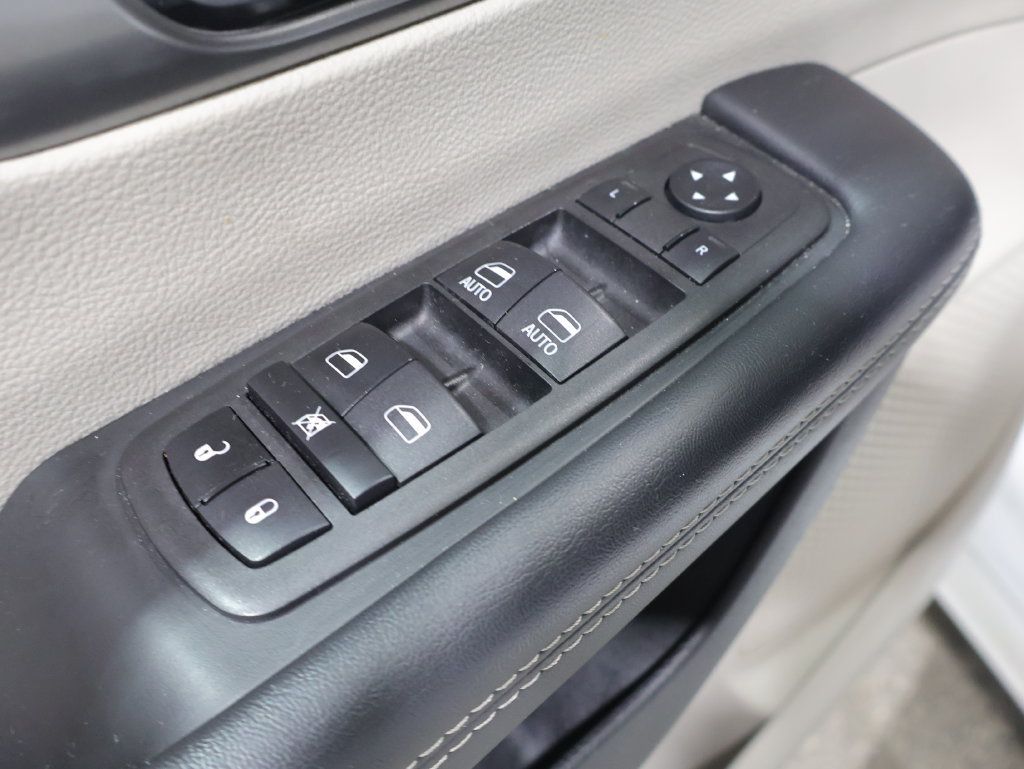 Used 2023 Chrysler Pacifica Touring-L FWD image 13