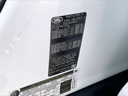 Certified 2025 Land Rover Discovery S AWD/4WD image 32