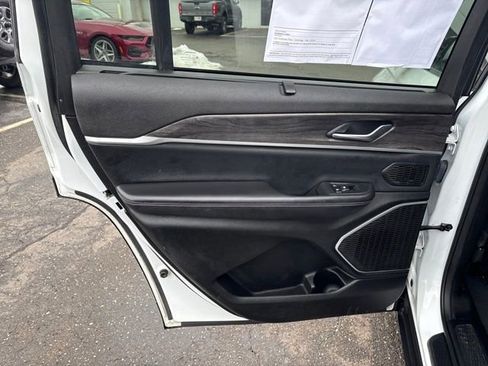 Used 2023 Jeep Grand Cherokee L Limited w/ Luxury Tech Group II image 8