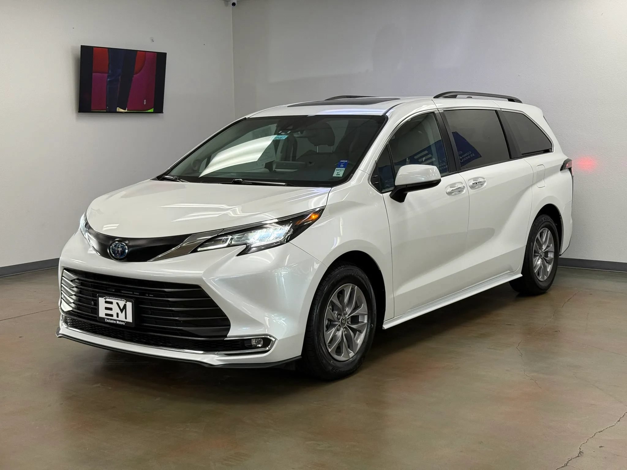 Used 2022 Toyota Sienna XLE w/ XLE Plus Package FWD image 4