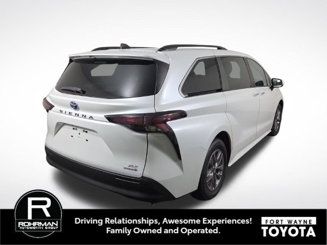 Used 2024 Toyota Sienna XLE FWD image 6