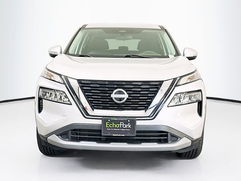 Used 2023 Nissan Rogue SV image 2