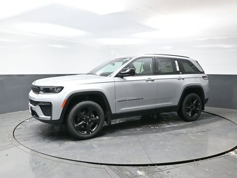 New 2026 Jeep Grand Cherokee Limited w/ Limited Altitude Package AWD/4WD image 5