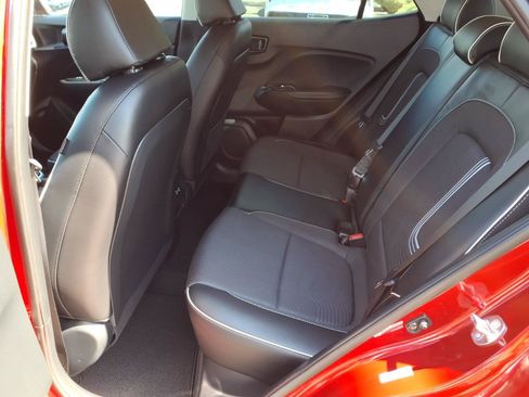 Certified 2024 Hyundai Venue Limited FWD image 17