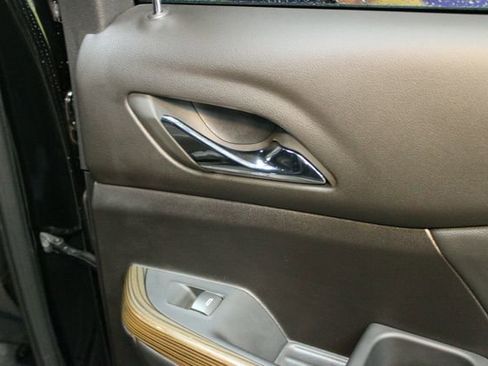 Used 2023 GMC Acadia SLE image 13