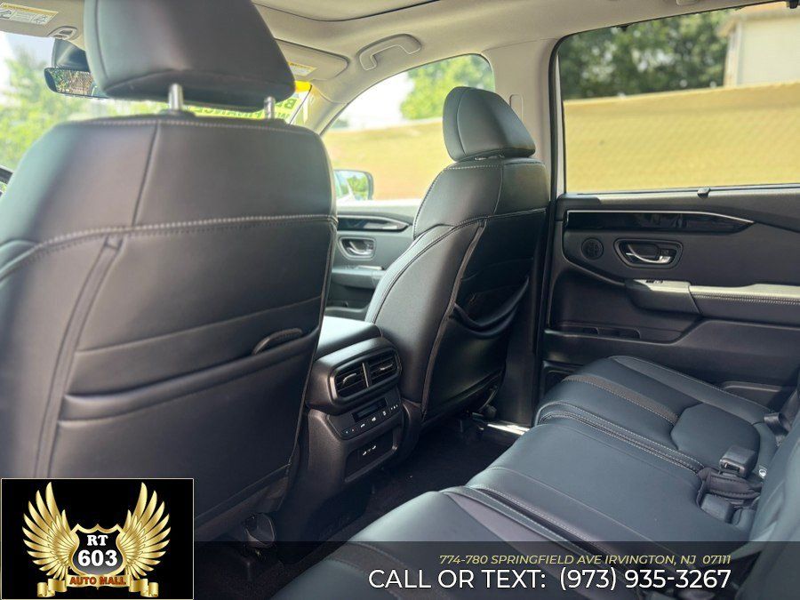 Used 2025 Honda Pilot Touring image 9