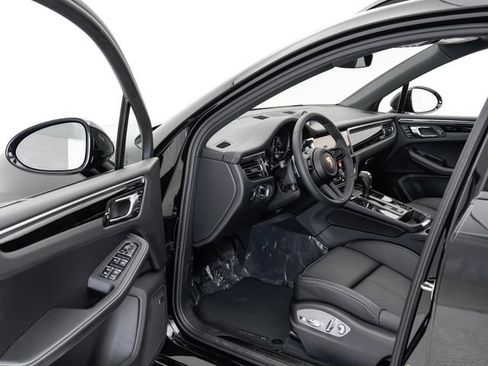 Certified 2025 Porsche Macan Turbo AWD/4WD image 7