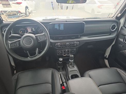 Used 2025 Jeep Gladiator Sport AWD/4WD image 8