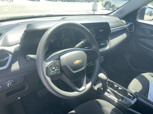 Used 2025 Chevrolet TrailBlazer LT AWD/4WD image 17