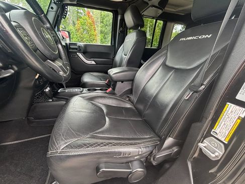 Used 2015 Jeep Wrangler Unlimited Rubicon w/ Connectivity Group AWD/4WD image 17