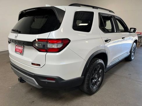 Used 2025 Honda Pilot TrailSport image 3