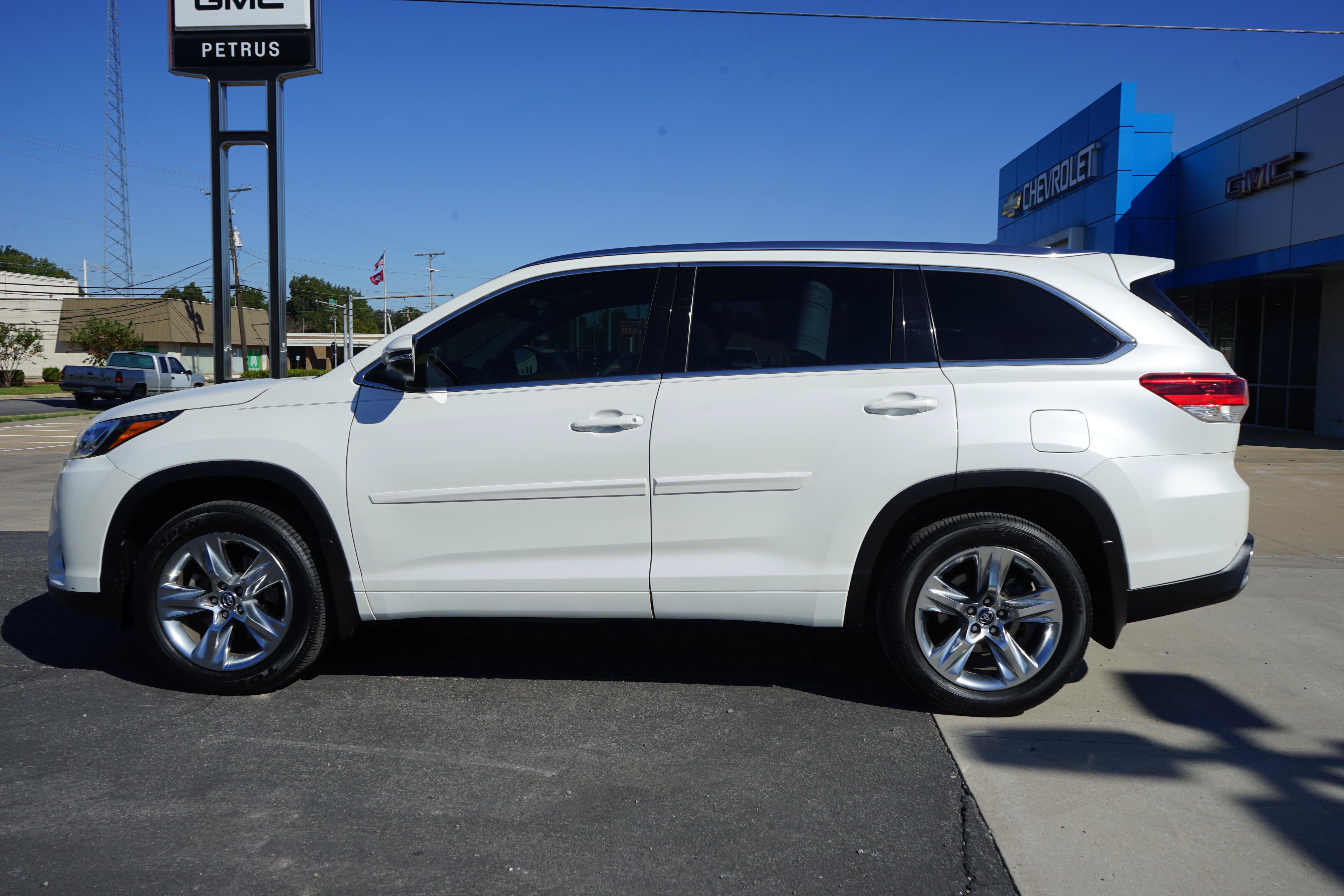 Used 2019 Toyota Highlander Limited FWD image 2