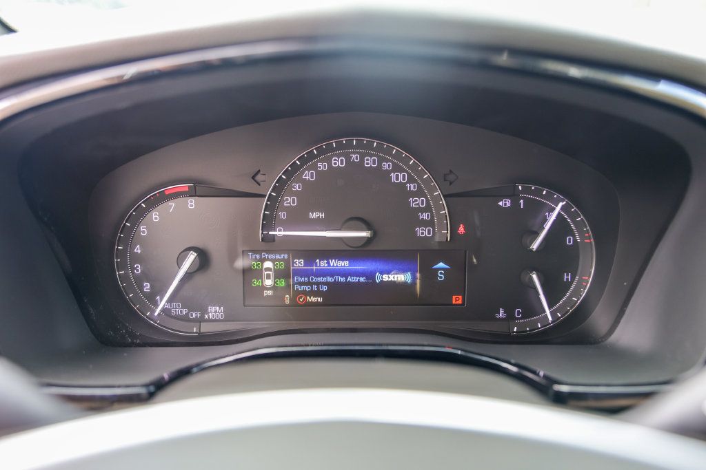 Used 2018 Cadillac XT5 Luxury w/ Driver Awareness Package FWD image 11