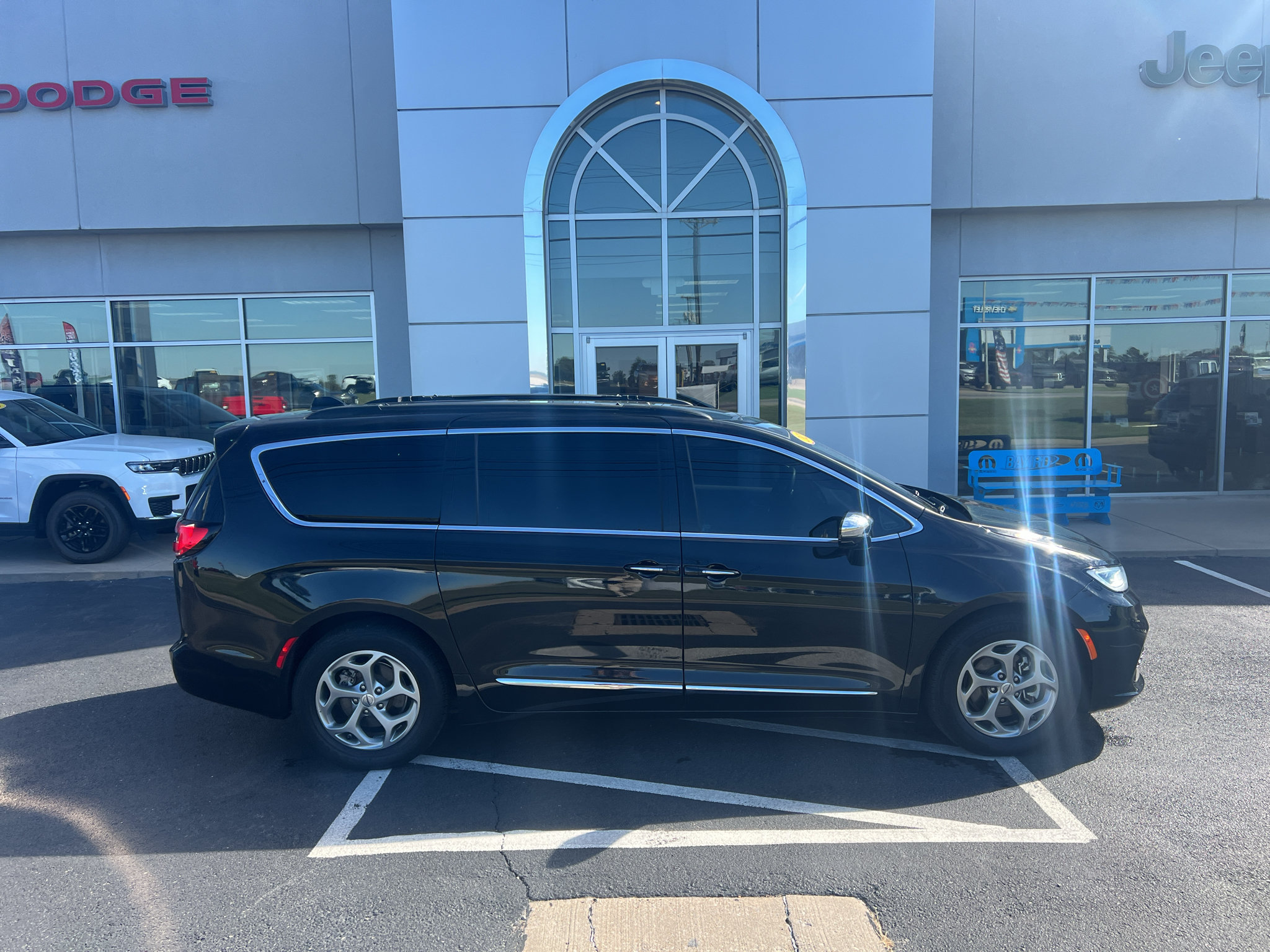 Used 2023 Chrysler Pacifica Limited FWD image 7
