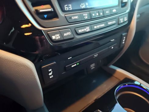 Used 2018 Honda Pilot Touring image 11