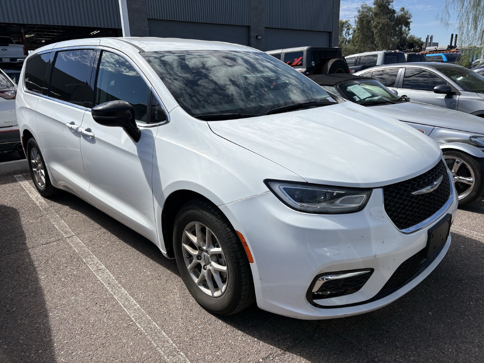 Used 2024 Chrysler Pacifica Touring-L FWD image 3