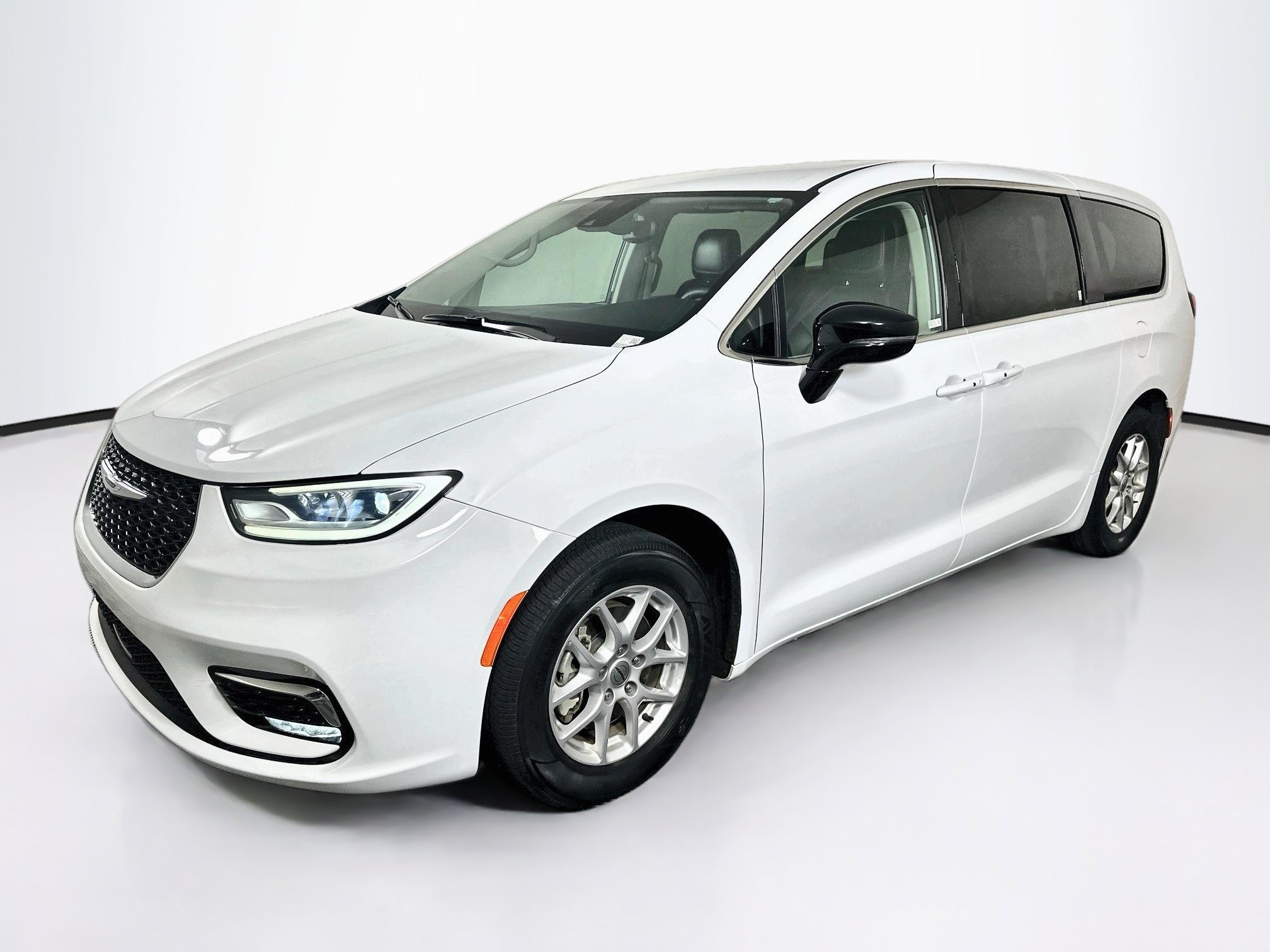 Used 2024 Chrysler Pacifica Touring-L FWD image 3